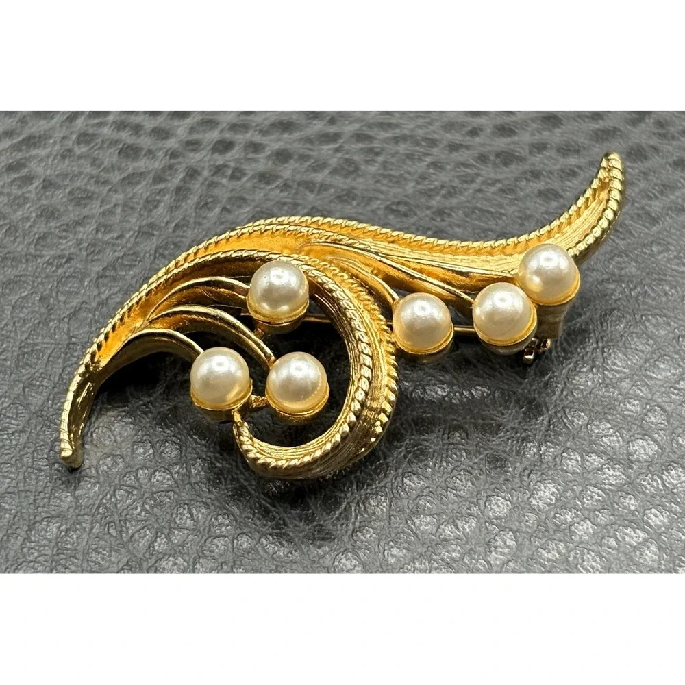 Napier Gold Tone Faux Pearl Leaf Brooch Pin Vintage 80s 90s